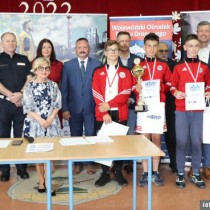 Powiększ zdjęcie Organizatorzy turnieju ze zwycięską drużyną z ZPO nr 1 we Włoszczowie i jej opiekunem
