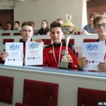 Powiększ zdjęcie Zwycięska drużyna z ZPO nr 1 we Włoszczowie (grupa starsza) w składzie: Kajetan Sztuka, Oskar Skiba oraz Piotr Kaczor 