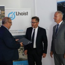 Powiększ zdjęcie Wójt Gminy Krasocin Ireneusz Gliściński przekazuje przedstawicielom Lhoist Bukowa decyzję środowiskową