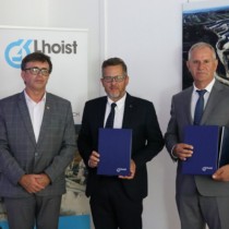 Powiększ zdjęcie Starosta Włoszczowski Dariusz Czechowski, Członek Zarządu Marcin Leszczyński oraz Dyrektor Zakładu Zbigniew Żarnatal