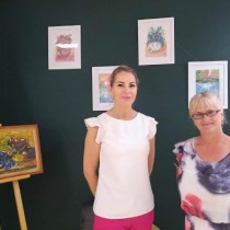 Powiększ zdjęcie Dyrektor%20Powiatowego%20Centrum%20Kulturalno-Rekreacyjnego%20we%20Włoszczowie%20Teresa%20Chudy%20i%20autorka%20prac%20Ewa%20Napora