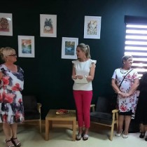 Powiększ zdjęcie Otwarcie wystawy prac malarskich Ewy Napory. Głos zabiera Dyrektor PCK-R Teresa Chudy.