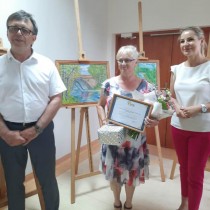 Powiększ zdjęcie Od lewej stoją: Starosta Włoszczowski Dariusz Czechowski,  Ewa Napora, Dyrektor PCK-R Teresa Chudy