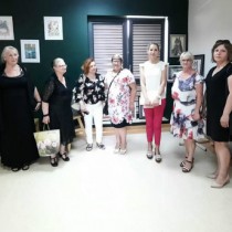 Powiększ zdjęcie Uczestnicy otwarcia wystawy malarskiej Ewy Napory