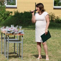 Powiększ zdjęcie Przemawia%20Dyrektor%20I%20Liceum%20Ogólnokształcącego%20we%20Włoszczowie%20Bożena%20Kaczor