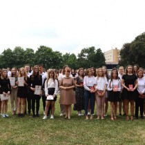 Powiększ zdjęcie Uczniowie, którzy otrzymali promocję do następnej klasy z wyróżnieniem