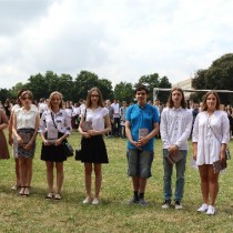 Powiększ zdjęcie Uczniowie nagrodzeni w różnych konkursach, uczestniczący w zajęciach dodatkowych lub reprezentujący szkołę w poczcie sztandarowym z dyrektor I LO i zaproszonymi gośćmi