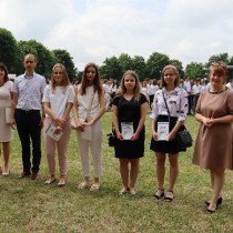 Powiększ zdjęcie Uczniowie nagrodzeni w różnych konkursach, uczestniczący w zajęciach dodatkowych lub reprezentujący szkołę w poczcie sztandarowym z dyrektor I LO, nauczycielami i zaproszonymi gośćmi