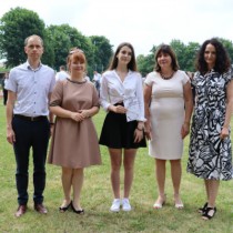 Powiększ zdjęcie Uczennica nagrodzona za udział w Ogólnopolskim Konkursie Plastycznym Tęcza z nauczycielką, dyrektor I LO i zaproszonymi gośćmi