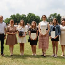 Powiększ zdjęcie Uczniowie nagrodzeni w konkursach o Katyniu, z dyrektor I LO i zaproszonymi gośćmi