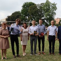 Powiększ zdjęcie Samorząd uczniowski z Dyrektor I LO i zaproszonymi gośćmi