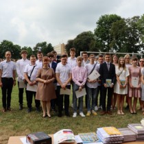 Powiększ zdjęcie Uczniowie, którzy otrzymali promocję do następnej klasy z wyróżnieniem