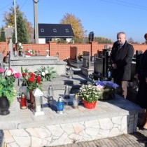 Powiększ zdjęcie Zarząd%20Powiatu%20Włoszczowskiego%20składa%20kwiaty%20i%20zapala%20znicz%20na%20grobie%20Tadeusza%20Husia