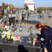 Powiększ zdjęcie Członek Zarządu i Wicestarosta składają kwiaty i zapalają znicz na grobie Konrada Michalskiego