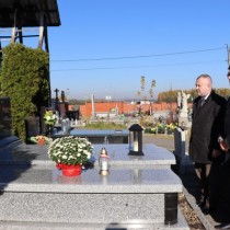 Powiększ zdjęcie Przedstawiciele Zarządu Powiatu Włoszczowskiego składają kwiaty i zapalają znicz na grobie Leona Staroszczyka