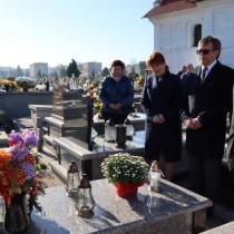 Powiększ zdjęcie Przedstawiciele Zarządu Powiatu Włoszczowskiego składają kwiaty i zapalają znicz na grobie Ryszarda Marcinkowskiego