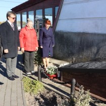 Powiększ zdjęcie Przedstawiciele Zarządu Powiatu i środowisk kombatanckich składają kwiaty i zapalają znicz na symbolicznej mogile oficerów i żołnierzy zamordowanych w obozach jenieckich w ZSRR
