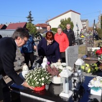 Powiększ zdjęcie Przedstawiciele Zarządu Powiatu i środowisk kombatanckich składają kwiaty i zapalają znicz na grobie Ryszarda Maciejczyka