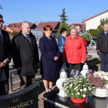 Powiększ zdjęcie Przedstawiciele Zarządu Powiatu i środowisk kombatanckich składają kwiaty i zapalają znicz na grobie Ryszarda Maciejczyka