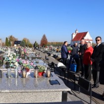 Powiększ zdjęcie Przedstawiciele Zarządu Powiatu i środowisk kombatanckich składają kwiaty i zapalają znicz na grobie Stefana Koniecznego