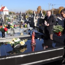 Powiększ zdjęcie Starosta Włoszczowski i Wicestarosta składają kwiaty i zapalają znicz na grobie Władysława Oksińskiego