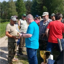 Powiększ zdjęcie Starosta Włoszczowski Dariusz Czechowski, Wicestarosta Łukasz Karpiński i Prezes Zarządu Koła PZW Włoszczowa Miasto Czesław Skowroński wręczają nagrody zwycięzcom zawodów w kategorii senior