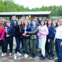 Powiększ zdjęcie Uczestnicy%20zawodów%20strzeleckich%20i%20ich%20opiekunowie