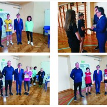 Powiększ zdjęcie Relacja z wręczenia nagród drużynom przez Starostę Włoszczowskiego Dariusza Czechowskiego