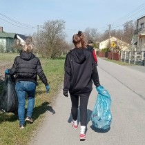Powiększ zdjęcie Mieszkańcy%20Stojewska%20podczas%20społecznej%20akcji%20sprzątania%20miejscowości