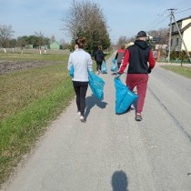 Powiększ zdjęcie Mieszkańcy Stojewska podczas społecznej akcji sprzątania miejscowości