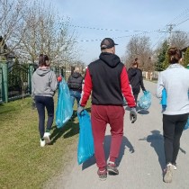 Powiększ zdjęcie Mieszkańcy Stojewska podczas społecznej akcji sprzątania miejscowości